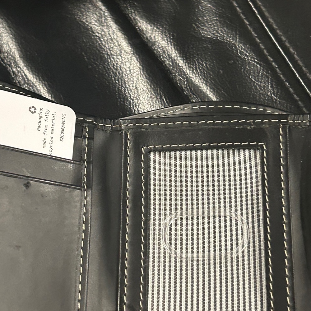 Timberland Two-Tone Black and Brown Leather Card Holder - Picture 7 of 7